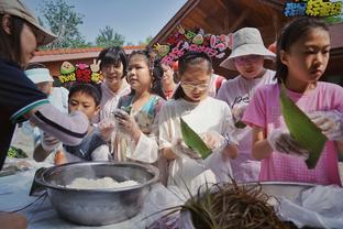 咋回事？易建联退役仪式朱芳雨为周鹏颁发纪念礼盒 笑容瞬间消失